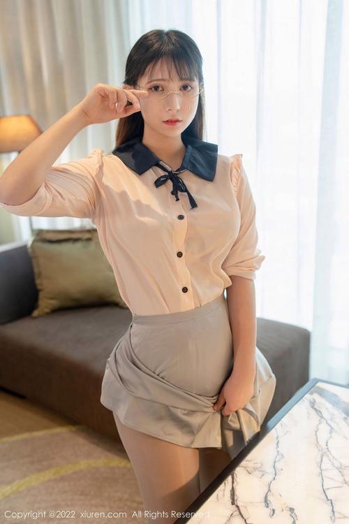 性感巨乳美女动图，动态身材曲线视觉盛宴