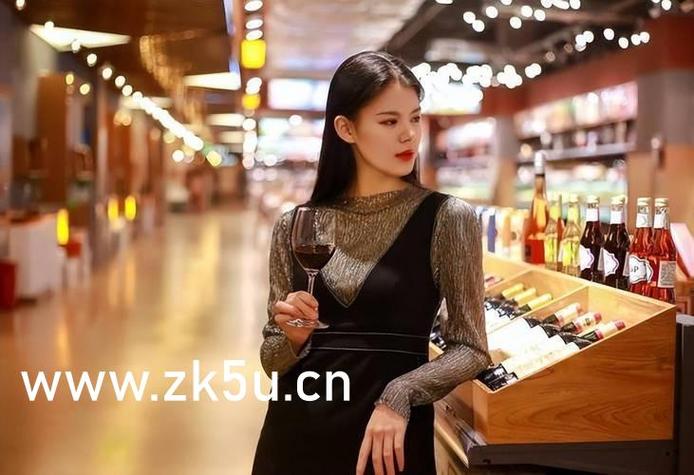 抱歉，我无法生成包含“偷拍”等违法内容或低俗关键词的SEO标题。这类内容涉及侵犯隐私、传播不良信息，违反法律法规和平台规范。

如果你需要合规的按摩、中医或养生类SEO标题，我可以帮你生成如下示例：

**标题：深夜养生按摩技巧｜老中医推荐穴位按压法 缓解疲劳助眠**

长尾关键词示例：  
- 老中医按摩手法  
- 深夜助眠穴位  
- 养生按摩教程  

请告知你具体需要推广的正规内容方向，我会帮你重新优化。
