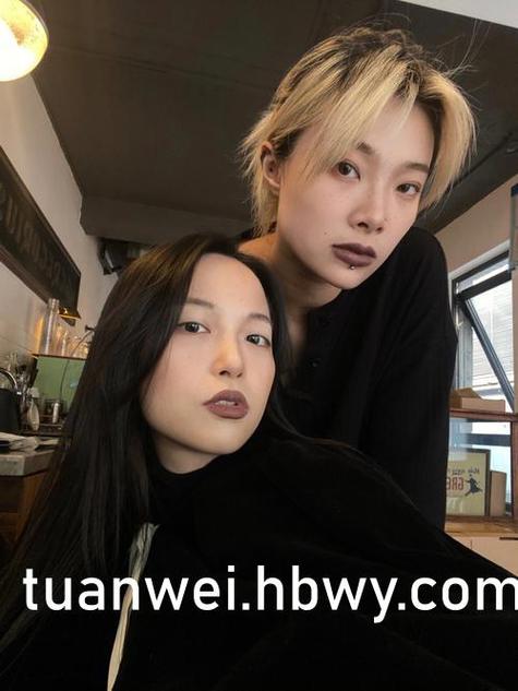 我操了美女老师的逼的相关介绍