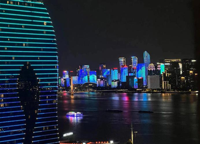 一边揉着胸一边亲下面的相关介绍